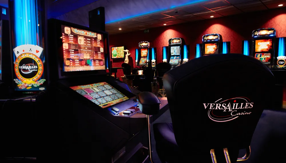Salle de jeux Versailles Casino avec machines à sous et fauteuils personnalisés du casino en ligne belge